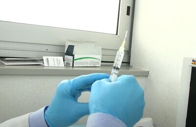 Проведение кодирования Вивитролом в Астрахани Шприц с Вивитролом в руках у врача